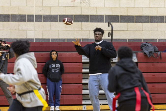 Jordan Davis plays quarterback, and serves up a Thanksgiving meal to Camden families: ‘It takes a village’