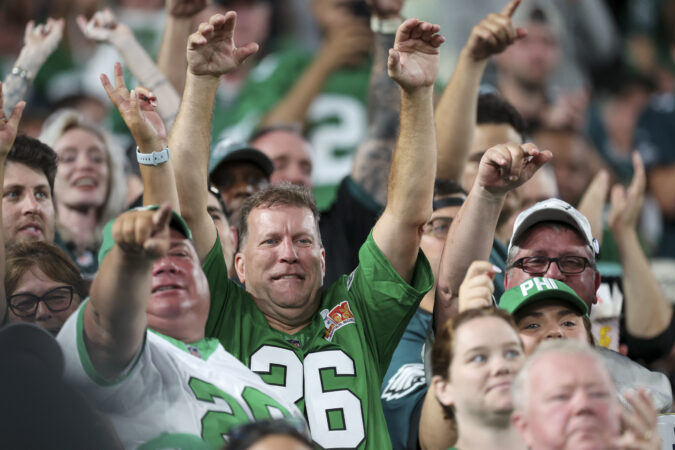 How Bears hope to turn Eagles fans ‘against their own team,’ why Vic Fangio is ‘the Godfather,’ and more from Chicago