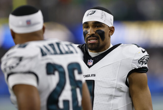 Benching Eagles quarterback Jalen Hurts would be short-sighted, but it isn’t ridiculous to wonder