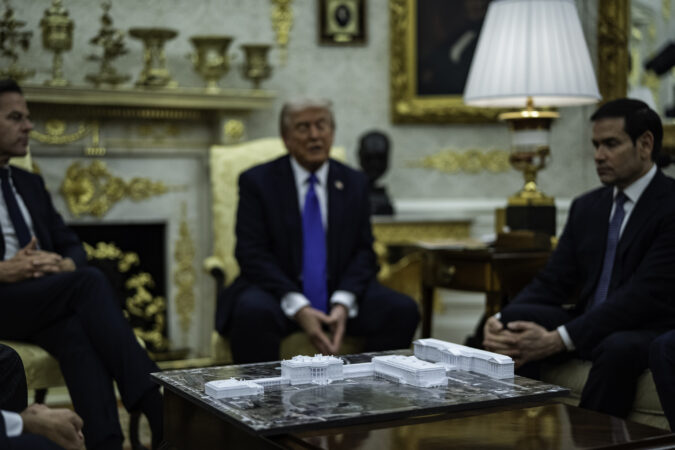 Trump hires new White House ballroom architect