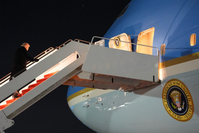 Air Force One returns to Washington area due to minor electrical issue, White House says