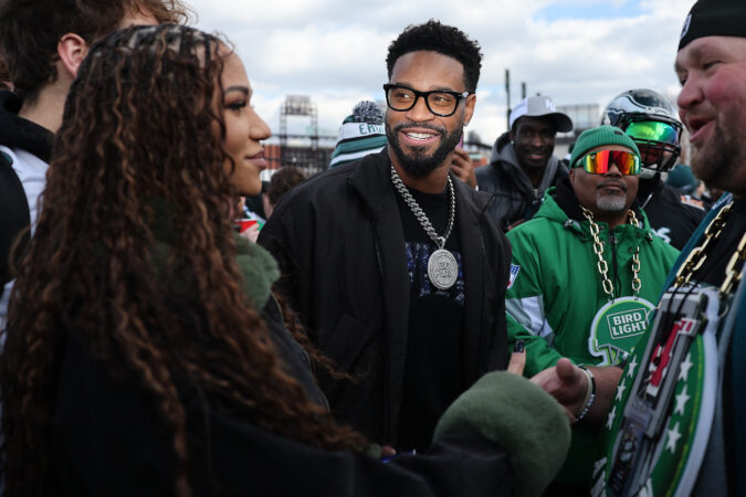 Darius Slay returns — so does George Kittle’s favorite giant middle finger — and more from Eagles tailgate lots
