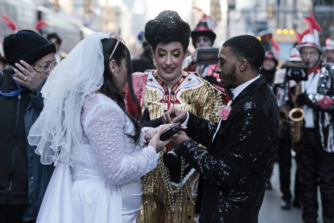 It’s a Mummers wedding! Braving the cold and crowds, a couple said ‘I do’ at the parade