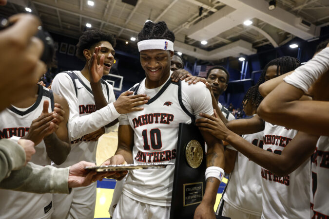 The Big Picture: High school hoops dynasties, Phillies fans in Clearwater, and our best sports photos of the week
