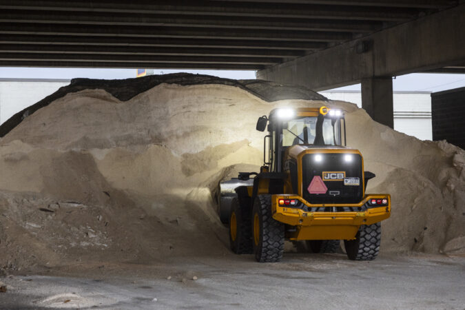 Barges with road salt for Philadelphia temporarily blocked by frozen Delaware River