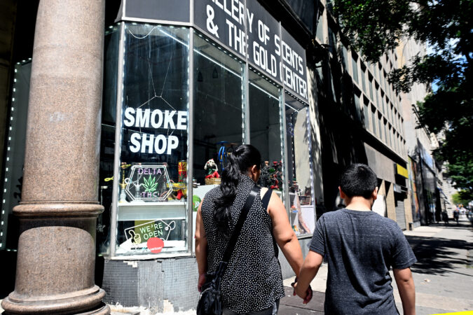 City Council seeks new license system for loosely regulated smoke shops
