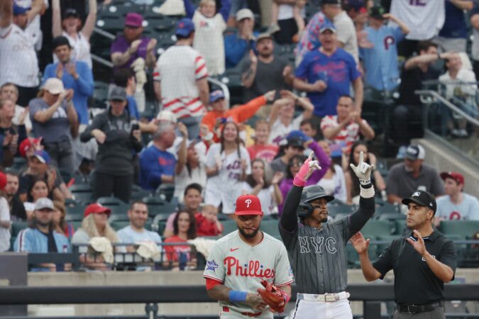 Defense lets the Phillies down in a four-run sixth inning and offense finally cools off in 6-2 loss to Mets