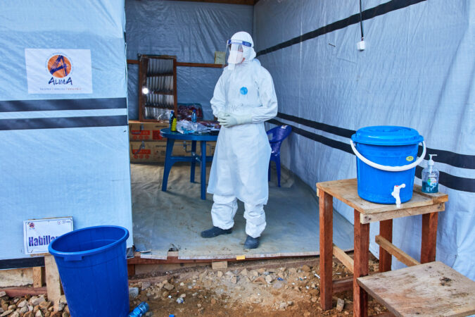 Ebola deaths in Congo top 500 as health workers threaten to strike