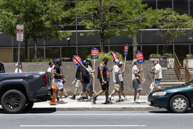 Peco contract negotiations continue as union members remain on strike