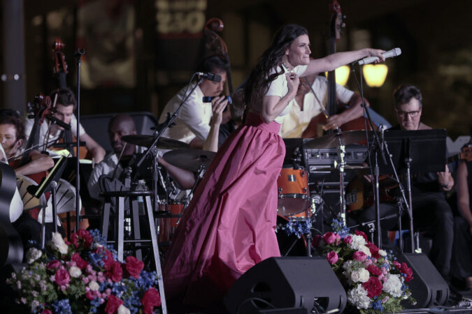 Amid a heat wave, Philly Pops and Idina Menzel played music that arrived like a balm on Independence Mall