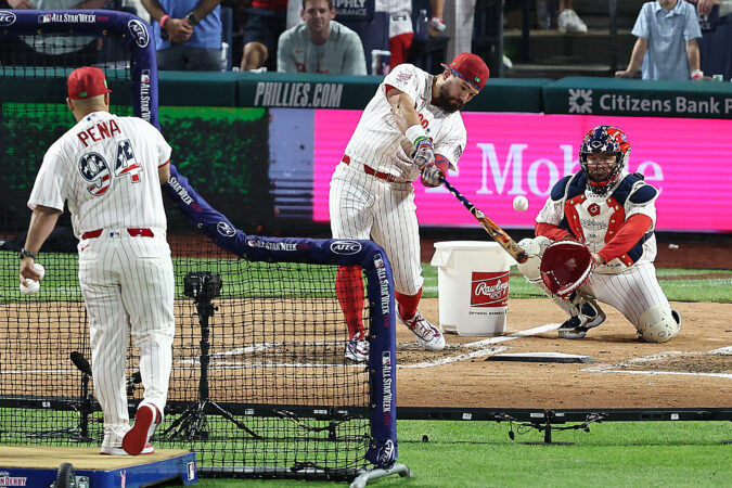 Kyle Schwarber swings his way into the Home Run Derby finals.