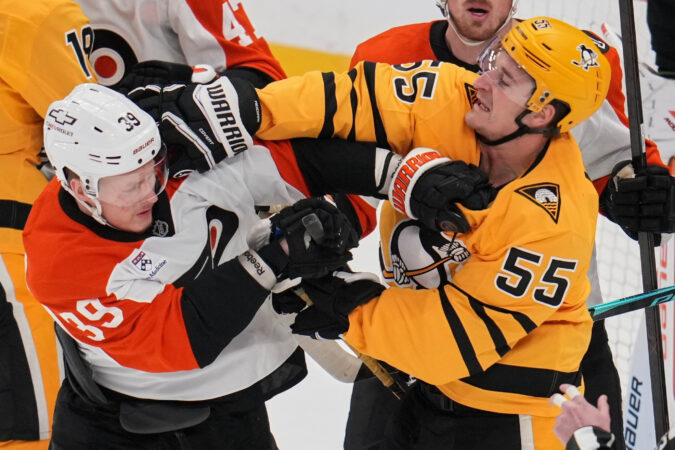 The Flyers are signing Noel Acciari (right), who fought Matvei Michkov (left) during Game 2 of their playoff series against the Penguins.